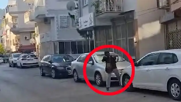 İzmir’de Şok Eden Olay: Saldırganla Çatışma Anları Kameralara Yansıdı