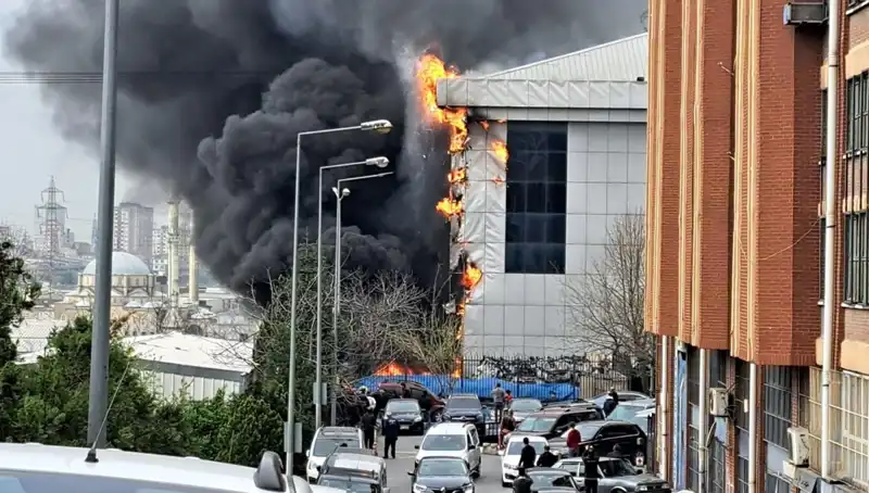 Başakşehir'de Sanayi Sitesi Alev Alev! Yangın Korkuttu, Detaylar Ortaya Çıktı