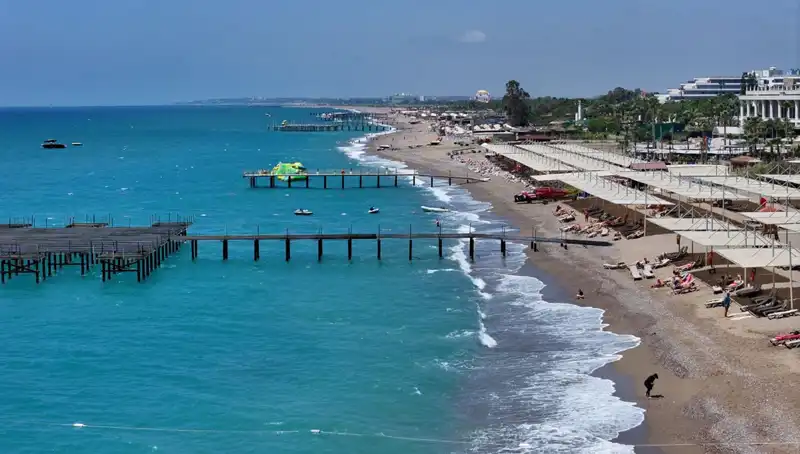 Antalya Sahillerinde Güneşli Hava Yoğunluğu: Tatilciler İçin Mükemmel Fırsatlar