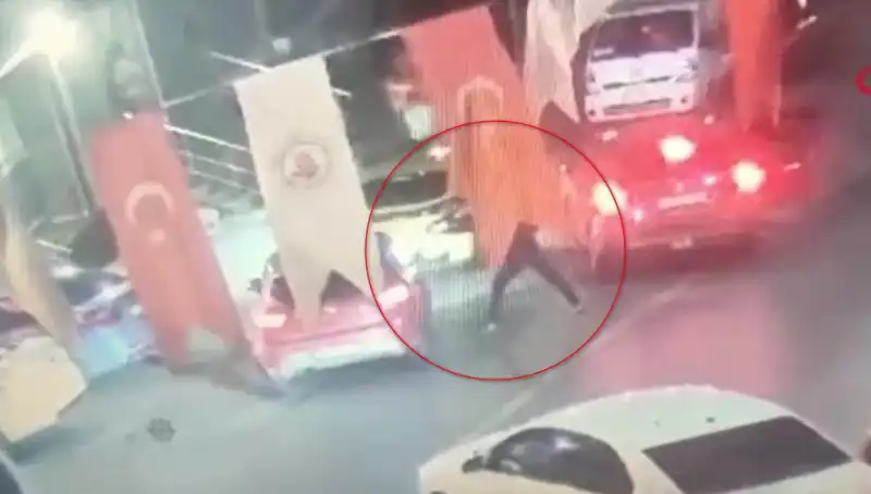 15 Yaşındaki Genç, Otomobil İçinde Kurşun Yağmuruna Tutuldu!