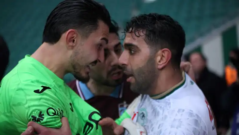 Konyaspor-Trabzonspor Maçında Patlayan Gerilim: Oyuncular Arasında Biçimsiz Kavga