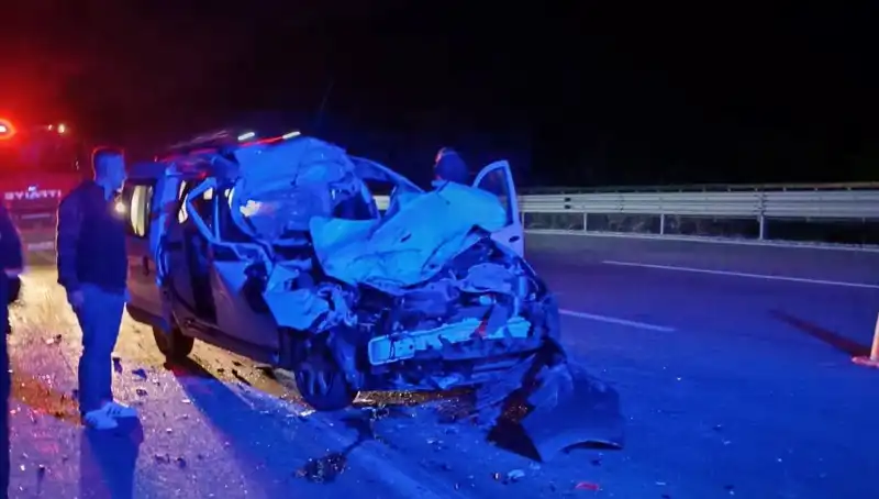 Otoyolda Dehşet Verici Kaza: TIR'a Çarpan Araç Hurdaya Döndü
