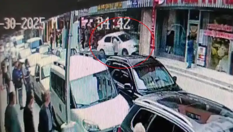 Alkollü Sürücü Mağazaya Dalınca, İki Çocuk Son Anda Kurtarıldı!