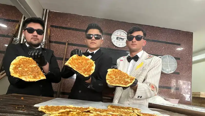 Takım Elbiseli Fırıncılar: Şaşkınlık ve Hayranlık İle Karşılanıyor