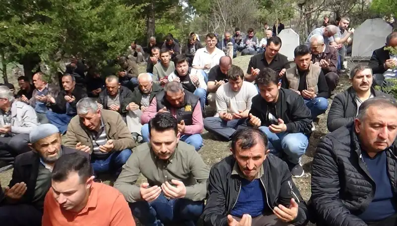Küçük Bir Köyün Kalbini Kazanan Adam: Gözyaşlarıyla Uğurlama Töreni
