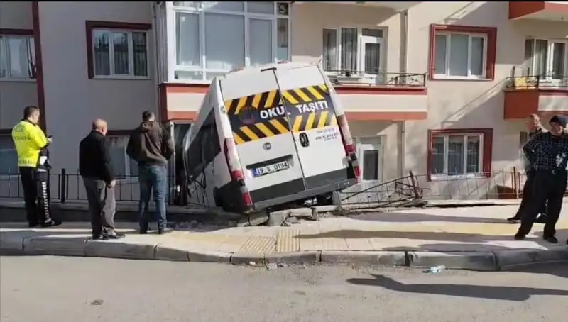 Okul Servisi Balkona Girdi: İki Öğrenci Yaralandı, Olay Yeri Korku Dolu Anlara Sahne Oldu