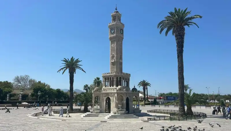 Sıcak Hava Dalgası İzmir’i Vurdu: Meydanlar Boş, Vatandaş Evinde Kalmayı Tercih Ediyor