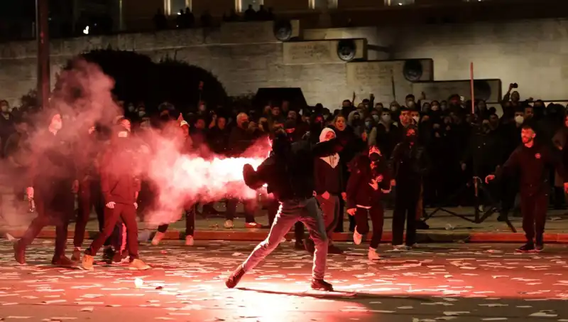 Yunanistan'da Hükümete Gensoru: Atina Sokaklarında Protesto Gösterileri Patlak Verdi
