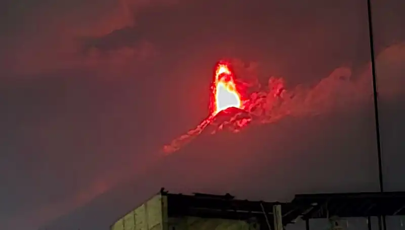Fuego Yanardağı Patladı: 30 Bin Kişinin Tahliyesi Gerçekleşebilir!