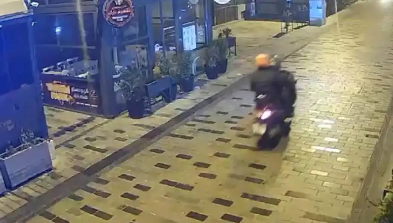 Gece Kulübüne Düzenlenen Haraç Saldırısı: Silahlı Çatışma ve Korku Dolu Anlar